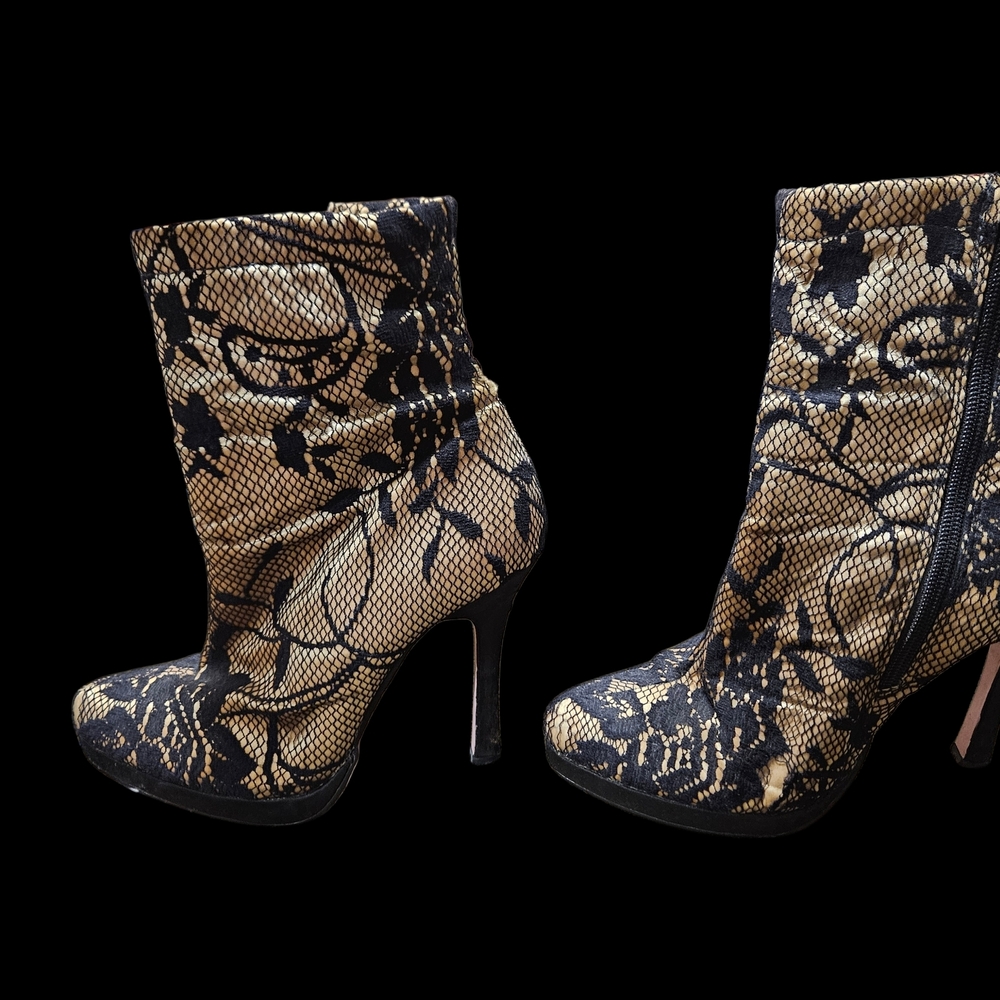 Elegant Lace Patterned Ankle Boots - Picture 4 of 6